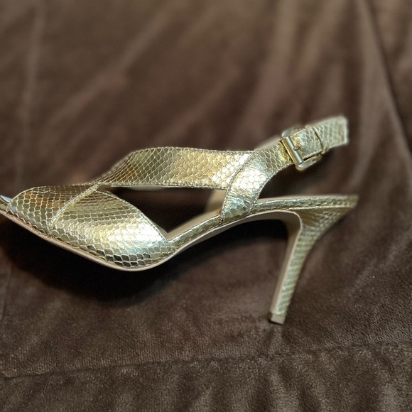 Brand new gold colored heeled sandals - Picture 1 of 3